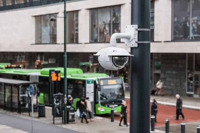 Hoe wordt publiek cameratoezicht in Amsterdam en Rotterdam gebruikt?