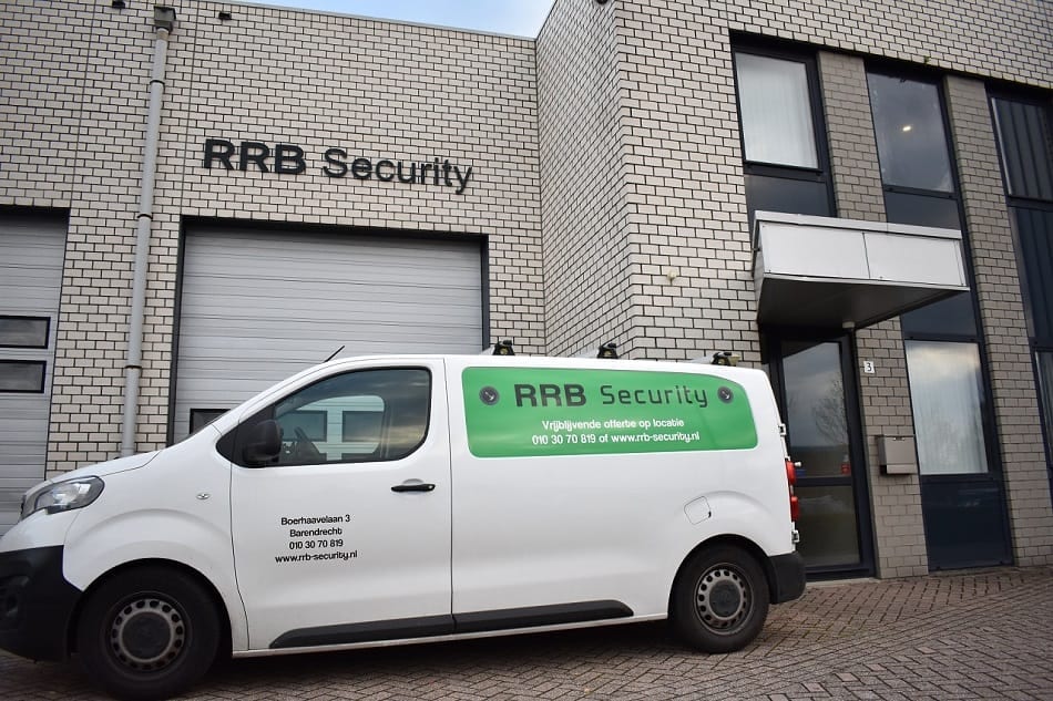 Contact RRB Security: bedrijfspand met de tekst RRB Security en een witte servicebus