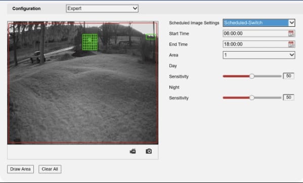 50+ Bewakingscamera Tips en Adviezen: instellingenscherm van een camera met een zwart-witbeeld van een terrein en tijdschema voor dag en nacht