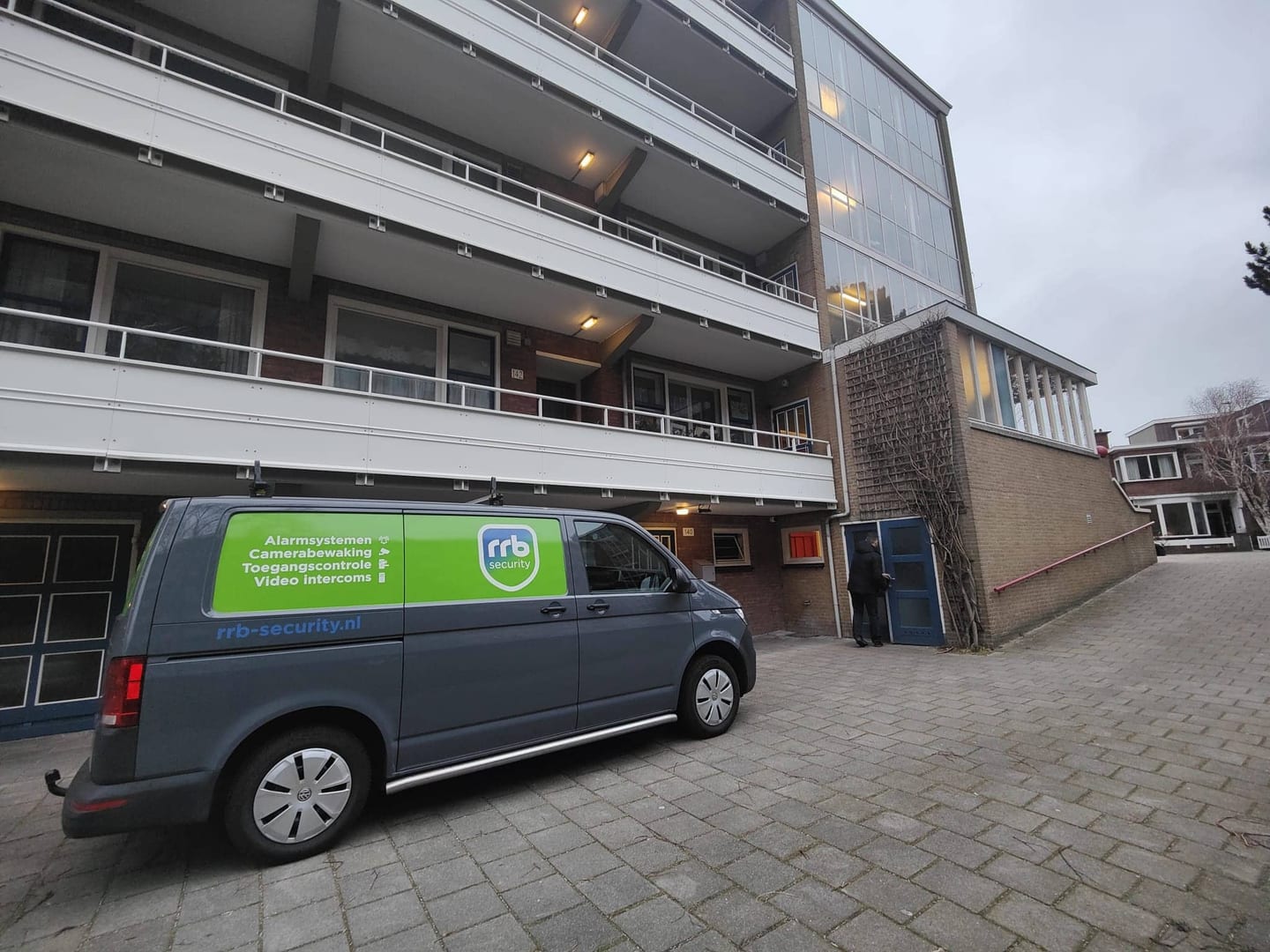 Contact RRB Security: bedrijfsbus van RRB Security voor een flatgebouw