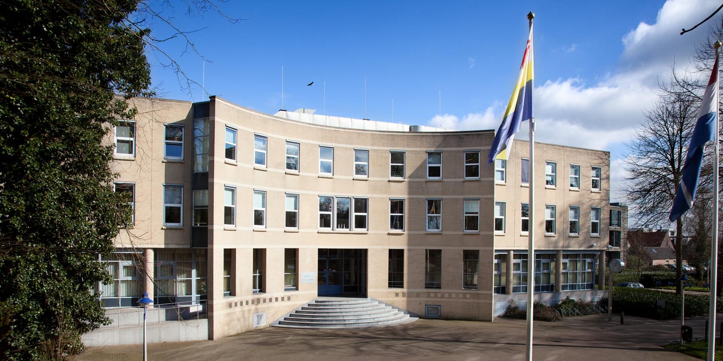 Camerabewaking voor gemeenten: gemeentehuis met vlaggen en hoofdingang