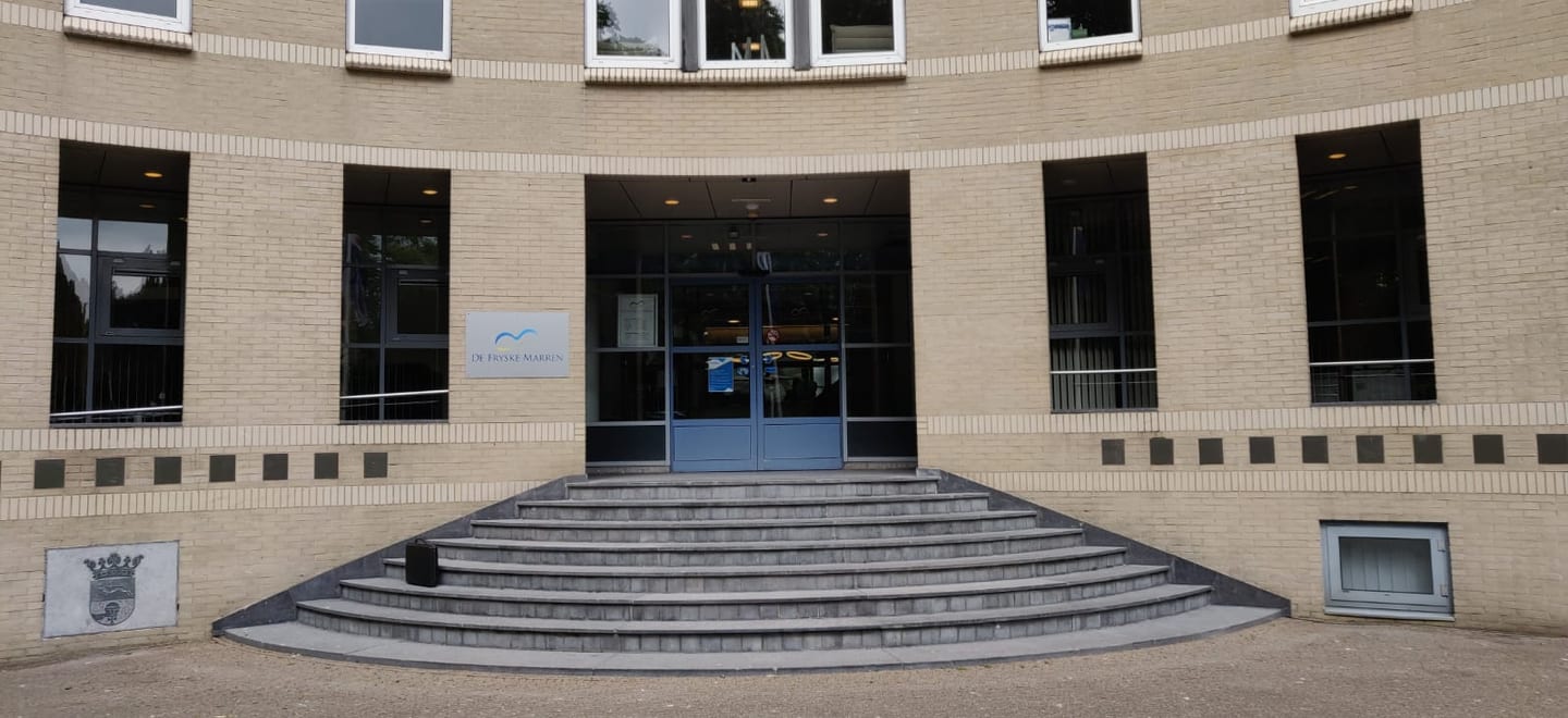Camerabewaking gemeenten: entree van het gemeentehuis met trappen en gemeentewapen