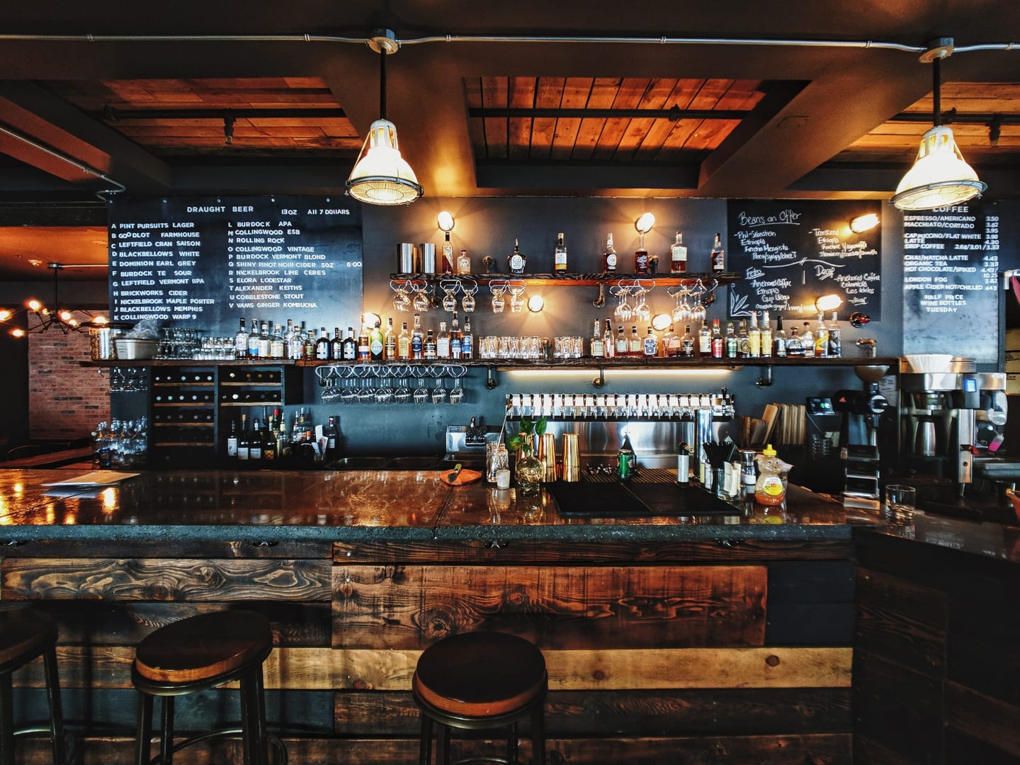 Horeca Camerabewaking: bar met tapkranen, flessen achter de toog en krijtborden met het menu