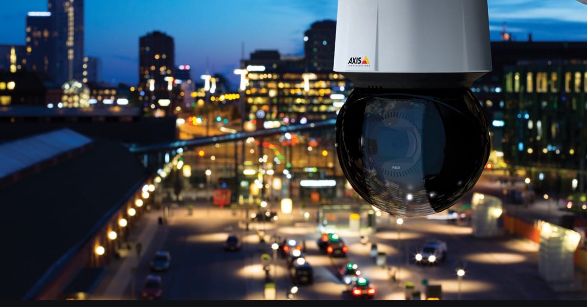 Camerabewaking Amsterdam: Axis-koepelcamera met op de achtergrond een stad bij schemering